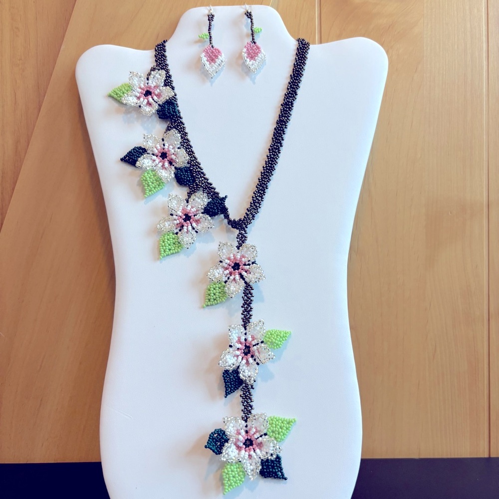 💕New Listing 💕Floral Beaded Necklace and Earring Set